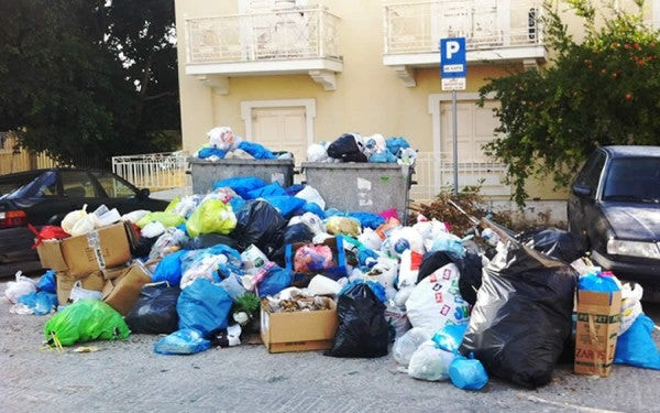 Στο έλεος των σκουπιδιών η χώρα ως την Τετάρτη – Ξεκινούν απεργία οι εργαζόμενοι στους Δήμους